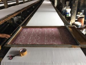 Media Untuk Menimpakan Warna Di Atas Kain