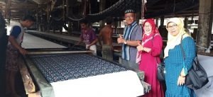 Konsumen Mengunjungi Pabrik Batik Katun Printing Manual
