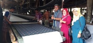 Konsumen Mengunjungi Pabrik Batik Katun Printing Manual