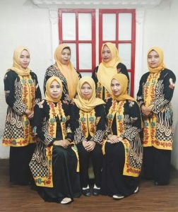 Contoh Model Cardigan Batik Panjang dengan Lengan Panjang