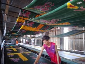 Proses Produksi Produk Pakaian Batik