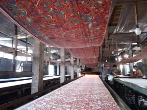Proses Produksi Produk Pakaian Batik