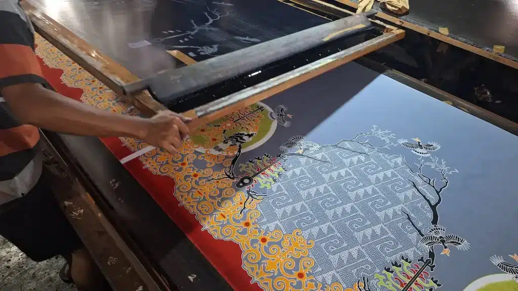 Detail proses cetak sablon manual batik printing warna tajam dan presisi