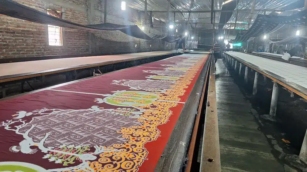 Suasana pabrik batik mahar proses printing kain seragam meja panjang kapasitas besar