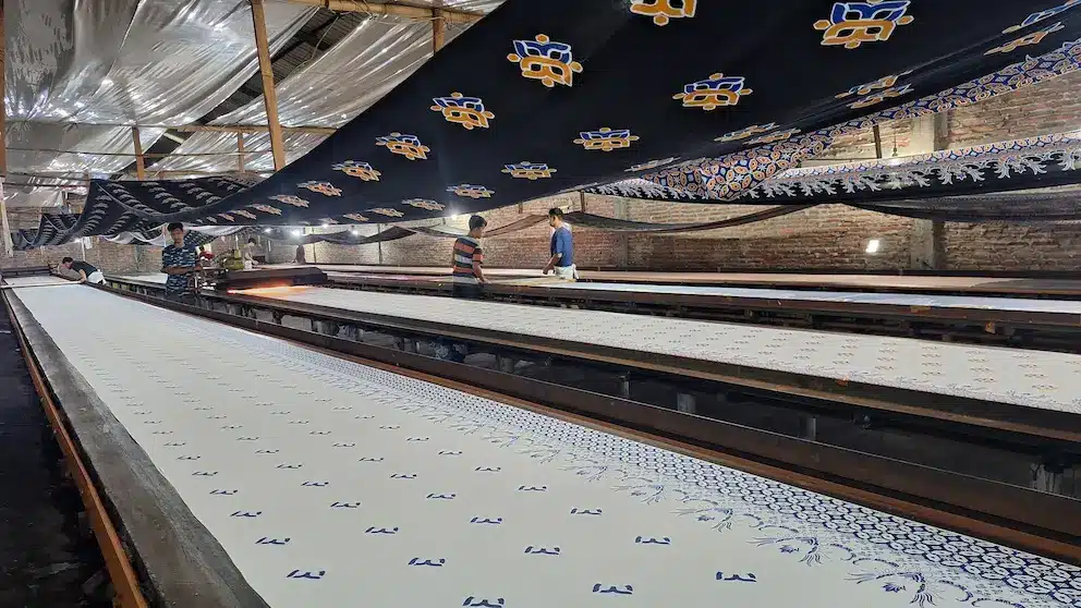 Proses produksi batik printing meja panjang cepat selesai