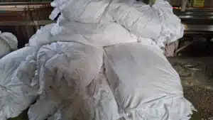 Stok bahan baku kain mori katun putih prima dan primisima di gudang pabrik Batik Mahar